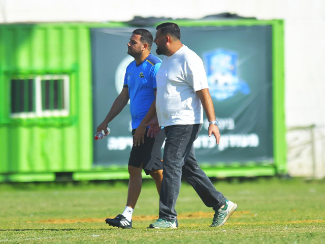 מאמן המחזור. רומן זולו יחד עם עוזרו שלומי אזולאי (אבי רביבו)